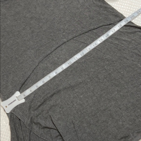 EASEL Gray Asymmetric Hem Top - Picture 4 of 8